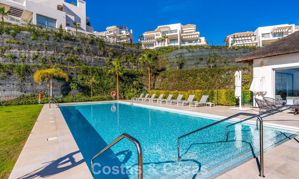 Luxueus 3-slaapkamer appartement te koop met panoramisch zeezicht in een gated resort in Marbella - Benahavis 791582