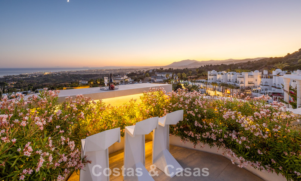 Exclusief duplex penthouse met privézwembad en panoramisch zeezicht te koop in Marbella’s Golden Mile 791646