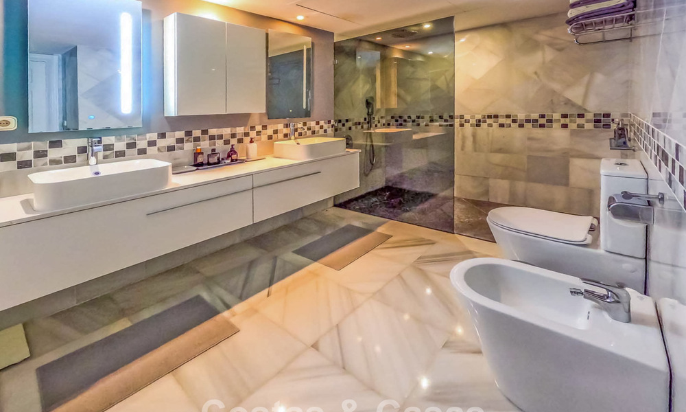 Instapklaar, ruim penthouse met fantastisch zeezicht te koop in Marbella - Benahavis 791772