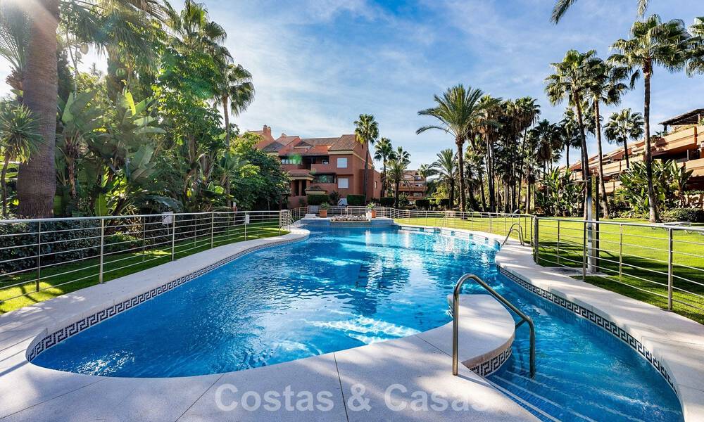 Instapklaar appartement te koop in een exclusieve urbanisatie aan de strandzijde tussen Puerto Banus en San Pedro, Marbella 792030