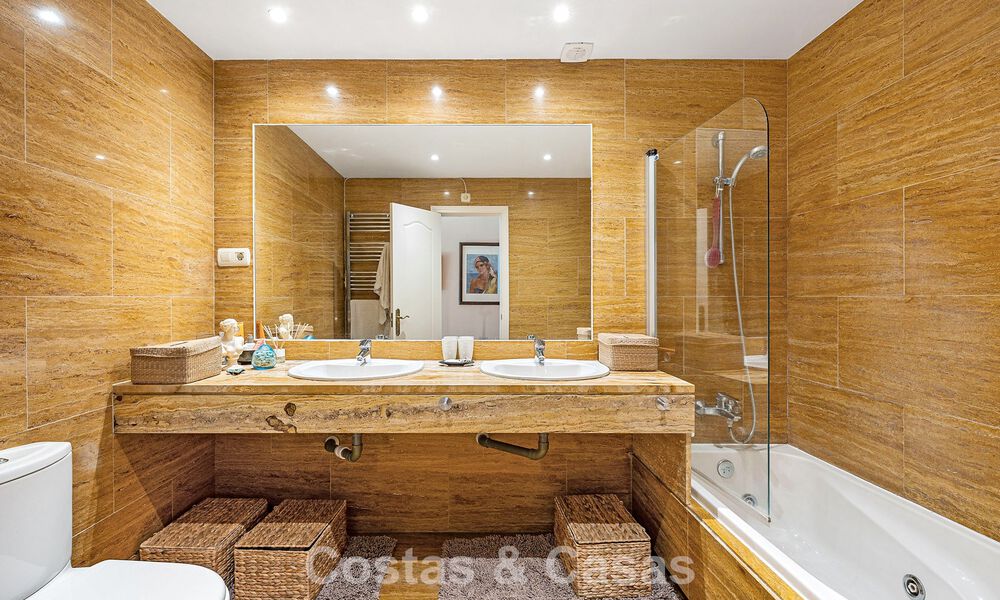 Instapklaar appartement te koop in een exclusieve urbanisatie aan de strandzijde tussen Puerto Banus en San Pedro, Marbella 792040