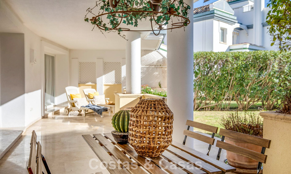 Zeer ruim tuinappartement te koop in een beachfront complex op de New Golden Mile tussen Marbella en Estepona 792097