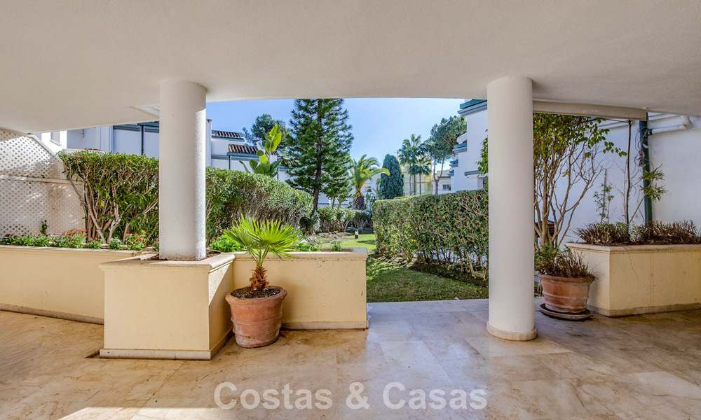 Zeer ruim tuinappartement te koop in een beachfront complex op de New Golden Mile tussen Marbella en Estepona 792100