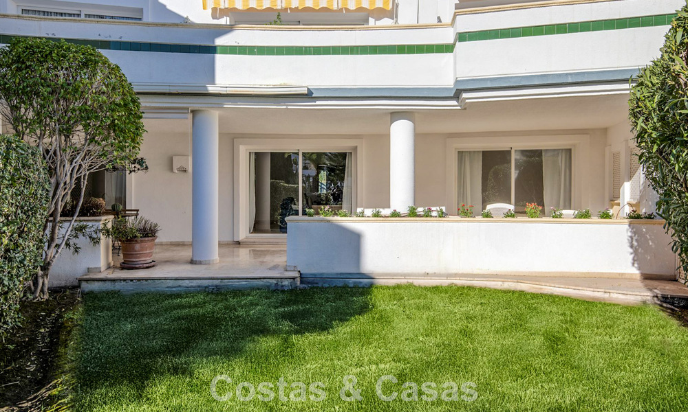 Zeer ruim tuinappartement te koop in een beachfront complex op de New Golden Mile tussen Marbella en Estepona 792101