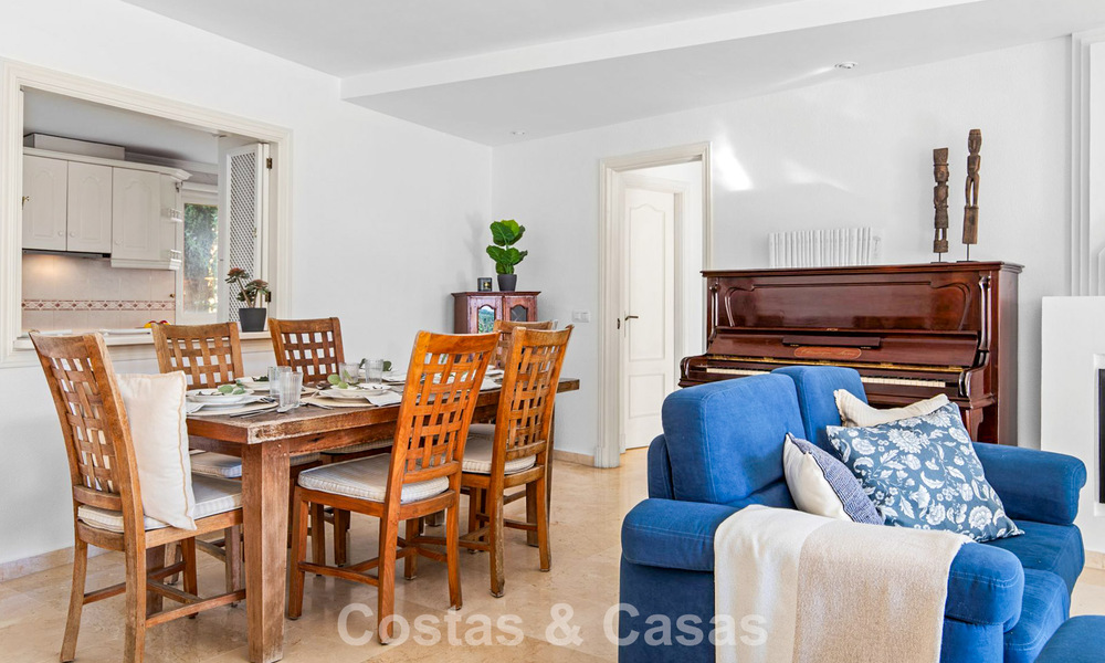 Zeer ruim tuinappartement te koop in een beachfront complex op de New Golden Mile tussen Marbella en Estepona 792104