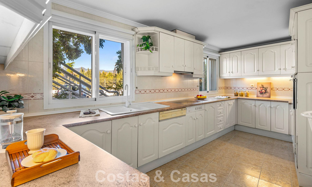 Zeer ruim tuinappartement te koop in een beachfront complex op de New Golden Mile tussen Marbella en Estepona 792108