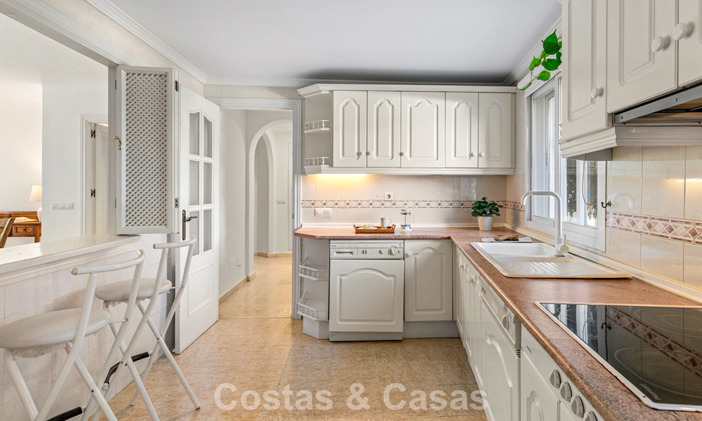 Zeer ruim tuinappartement te koop in een beachfront complex op de New Golden Mile tussen Marbella en Estepona 792109