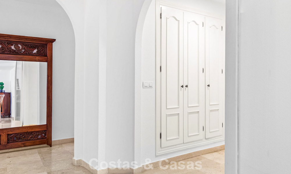 Zeer ruim tuinappartement te koop in een beachfront complex op de New Golden Mile tussen Marbella en Estepona 792110