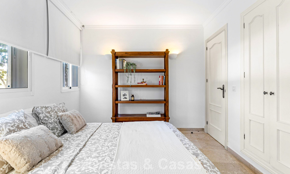 Zeer ruim tuinappartement te koop in een beachfront complex op de New Golden Mile tussen Marbella en Estepona 792116