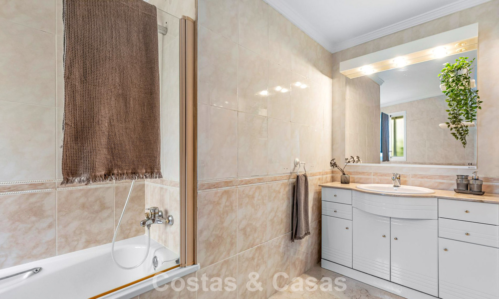 Zeer ruim tuinappartement te koop in een beachfront complex op de New Golden Mile tussen Marbella en Estepona 792121