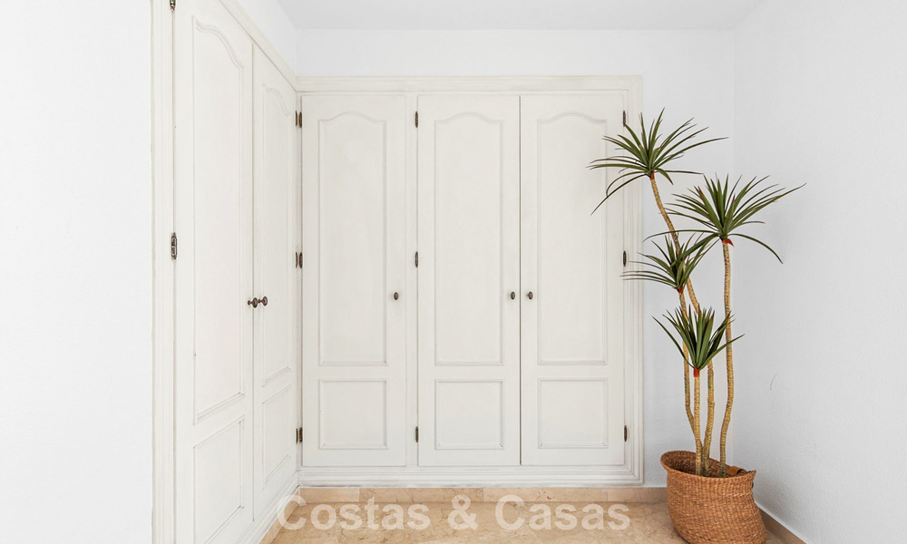 Zeer ruim tuinappartement te koop in een beachfront complex op de New Golden Mile tussen Marbella en Estepona 792122