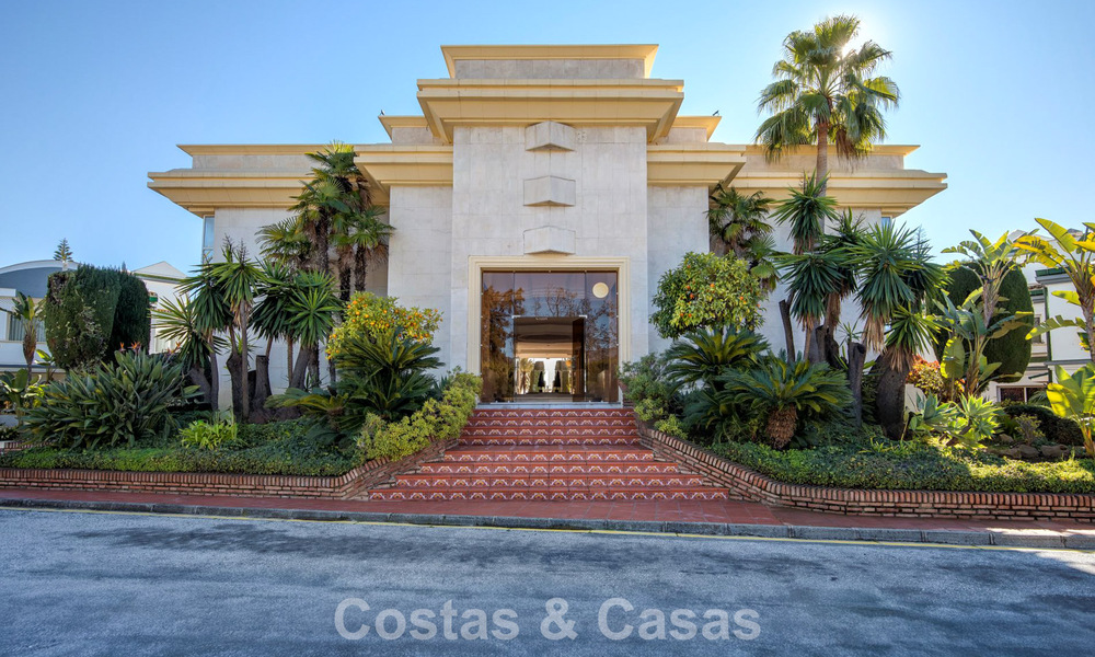 Zeer ruim tuinappartement te koop in een beachfront complex op de New Golden Mile tussen Marbella en Estepona 792123