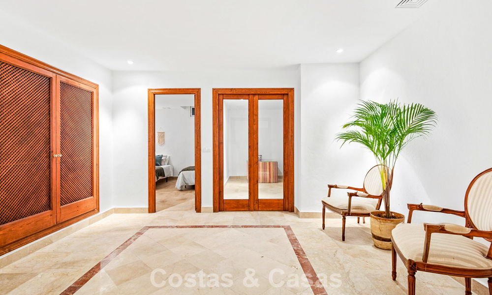 Zeer ruim tuinappartement te koop in een beachfront complex op de New Golden Mile tussen Marbella en Estepona 792127