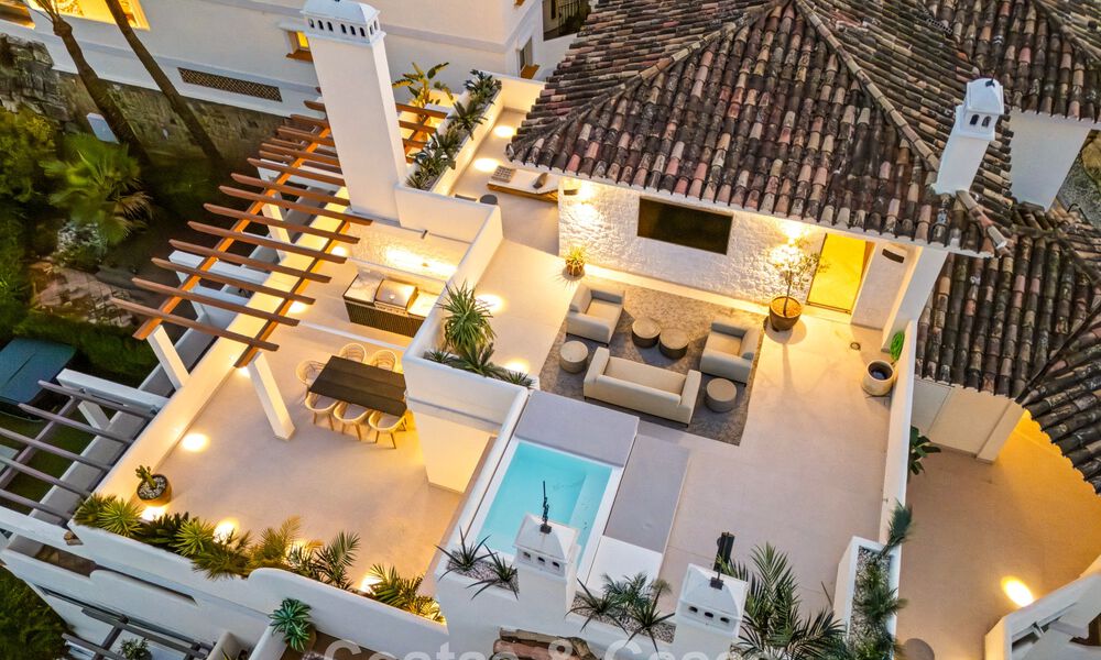 Eigentijds gerenoveerd duplex penthouse met privézwembad en panoramisch zeezicht in Nueva Andalucia, Marbella 792140