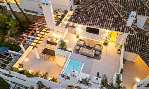 Eigentijds gerenoveerd duplex penthouse met privézwembad en panoramisch zeezicht in Nueva Andalucia, Marbella 792140