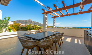Eigentijds gerenoveerd duplex penthouse met privézwembad en panoramisch zeezicht in Nueva Andalucia, Marbella 792142 