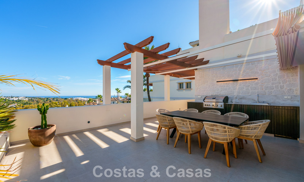 Eigentijds gerenoveerd duplex penthouse met privézwembad en panoramisch zeezicht in Nueva Andalucia, Marbella 792143