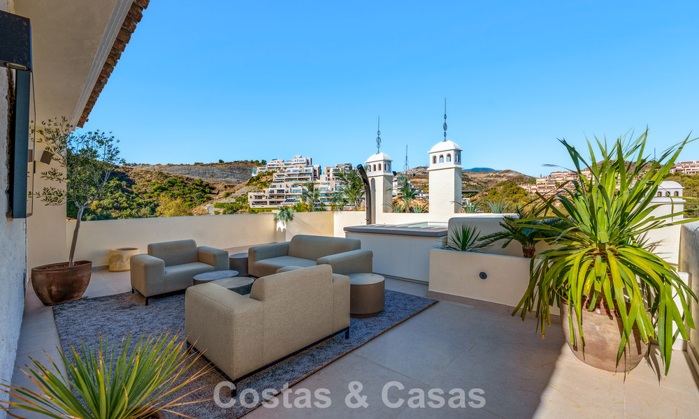 Eigentijds gerenoveerd duplex penthouse met privézwembad en panoramisch zeezicht in Nueva Andalucia, Marbella 792147