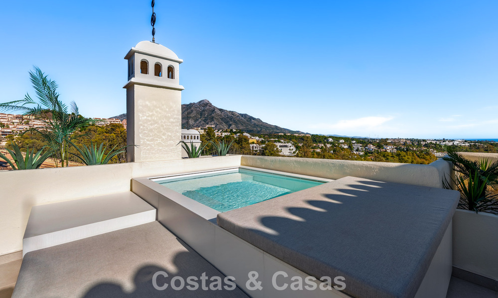 Eigentijds gerenoveerd duplex penthouse met privézwembad en panoramisch zeezicht in Nueva Andalucia, Marbella 792149