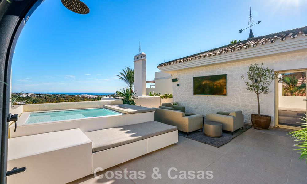 Eigentijds gerenoveerd duplex penthouse met privézwembad en panoramisch zeezicht in Nueva Andalucia, Marbella 792150