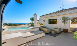 Eigentijds gerenoveerd duplex penthouse met privézwembad en panoramisch zeezicht in Nueva Andalucia, Marbella 792150 