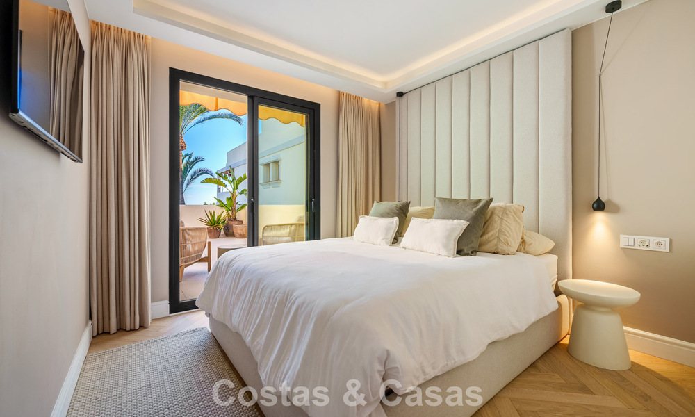 Eigentijds gerenoveerd duplex penthouse met privézwembad en panoramisch zeezicht in Nueva Andalucia, Marbella 792155