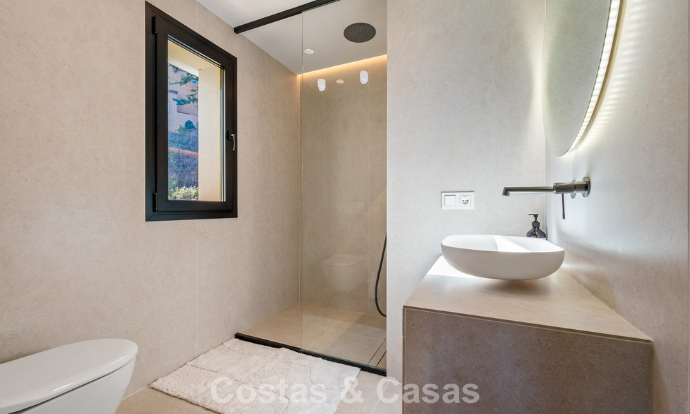 Eigentijds gerenoveerd duplex penthouse met privézwembad en panoramisch zeezicht in Nueva Andalucia, Marbella 792156