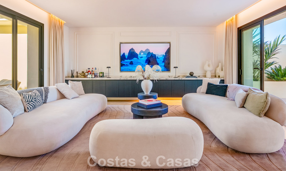 Eigentijds gerenoveerd duplex penthouse met privézwembad en panoramisch zeezicht in Nueva Andalucia, Marbella 792158