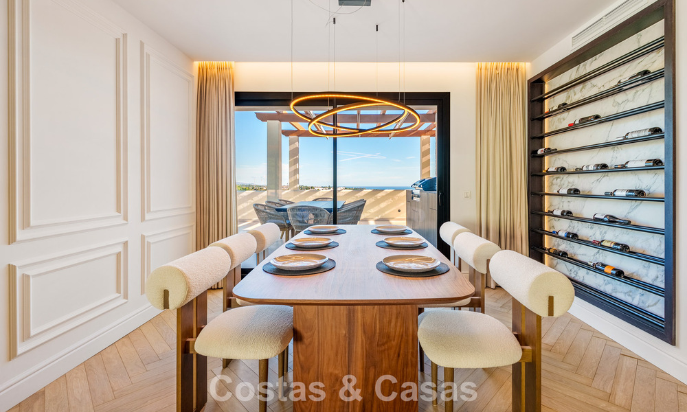 Eigentijds gerenoveerd duplex penthouse met privézwembad en panoramisch zeezicht in Nueva Andalucia, Marbella 792159