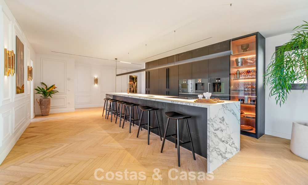 Eigentijds gerenoveerd duplex penthouse met privézwembad en panoramisch zeezicht in Nueva Andalucia, Marbella 792162