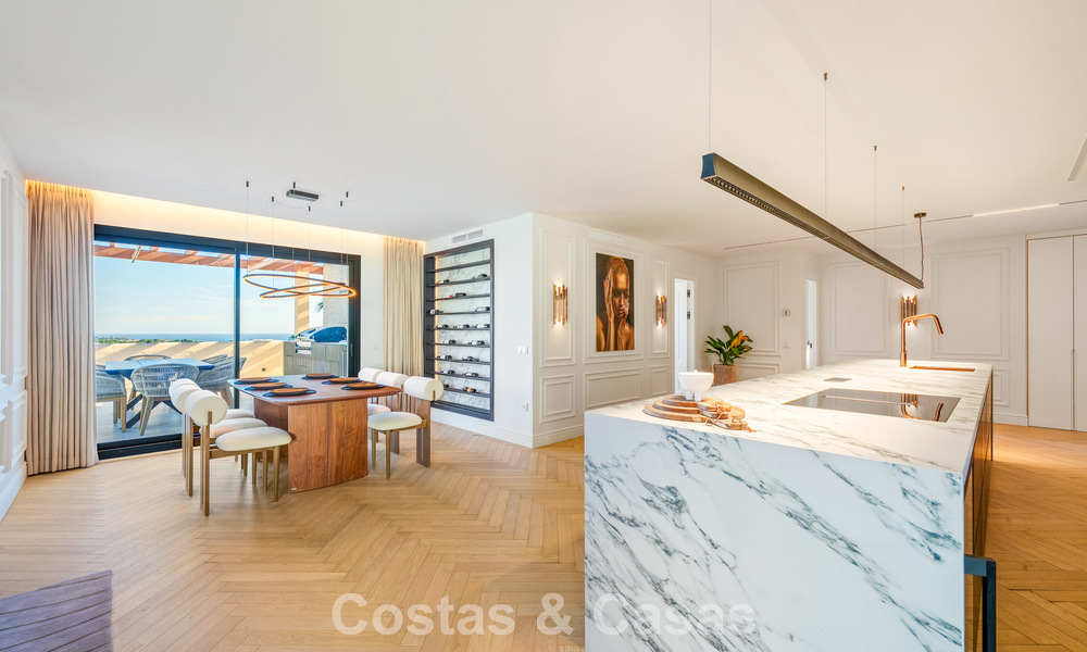 Eigentijds gerenoveerd duplex penthouse met privézwembad en panoramisch zeezicht in Nueva Andalucia, Marbella 792163