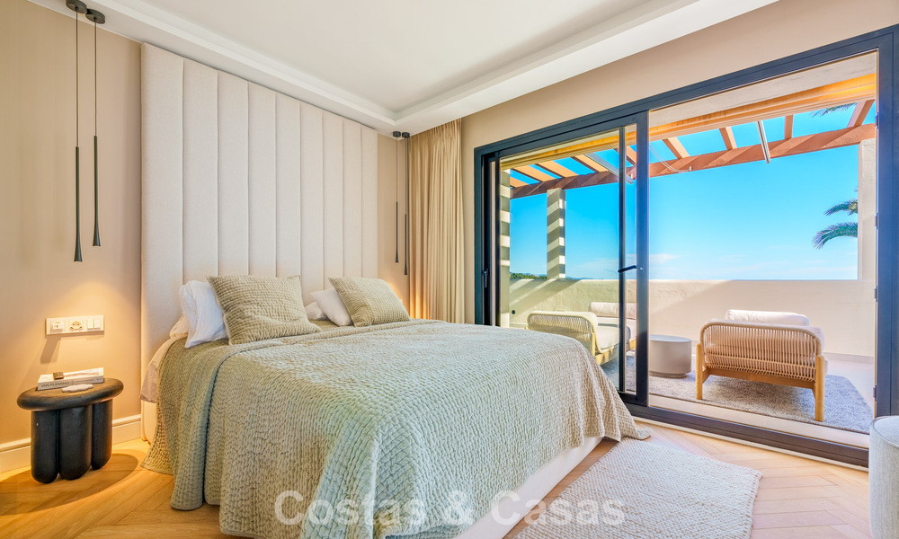 Eigentijds gerenoveerd duplex penthouse met privézwembad en panoramisch zeezicht in Nueva Andalucia, Marbella 792164