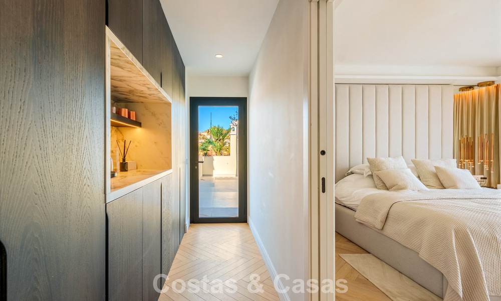 Eigentijds gerenoveerd duplex penthouse met privézwembad en panoramisch zeezicht in Nueva Andalucia, Marbella 792169