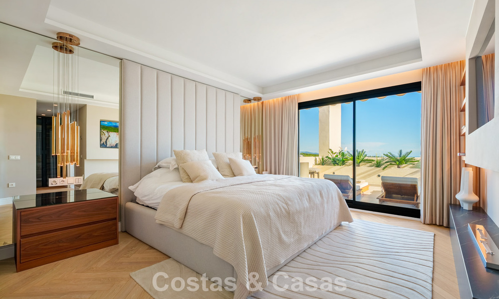 Eigentijds gerenoveerd duplex penthouse met privézwembad en panoramisch zeezicht in Nueva Andalucia, Marbella 792170