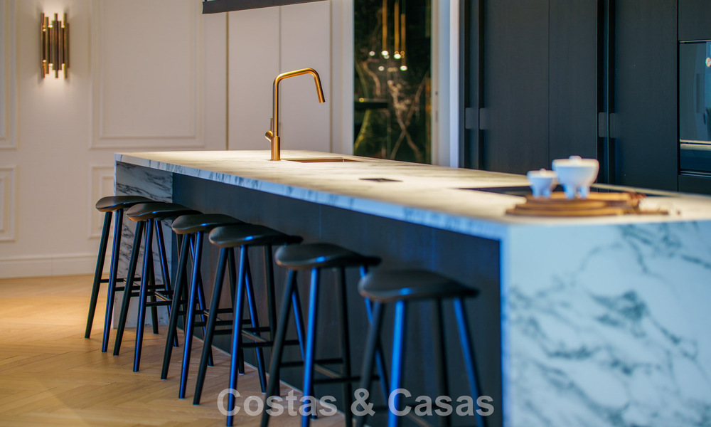 Eigentijds gerenoveerd duplex penthouse met privézwembad en panoramisch zeezicht in Nueva Andalucia, Marbella 792173