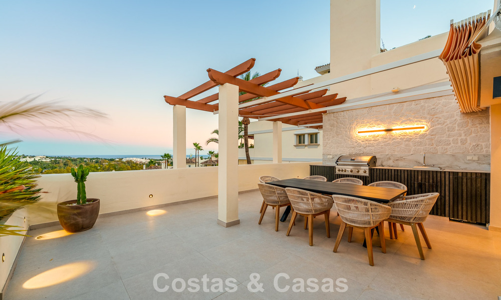 Eigentijds gerenoveerd duplex penthouse met privézwembad en panoramisch zeezicht in Nueva Andalucia, Marbella 792181