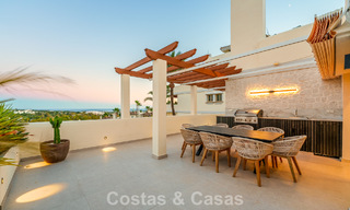 Eigentijds gerenoveerd duplex penthouse met privézwembad en panoramisch zeezicht in Nueva Andalucia, Marbella 792181 