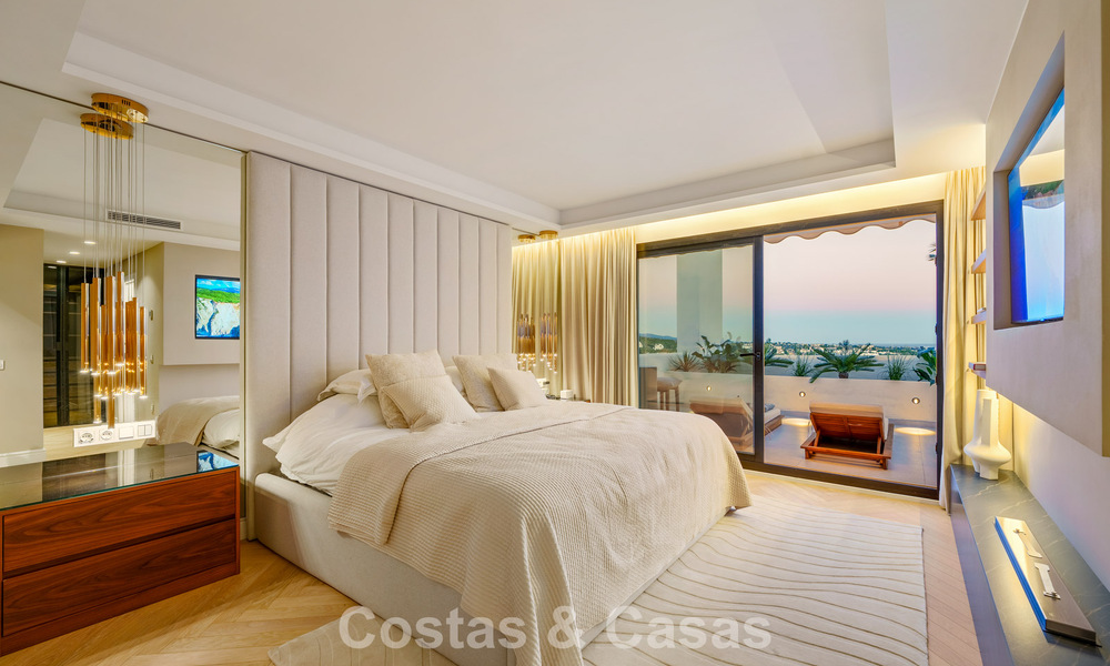 Eigentijds gerenoveerd duplex penthouse met privézwembad en panoramisch zeezicht in Nueva Andalucia, Marbella 792182