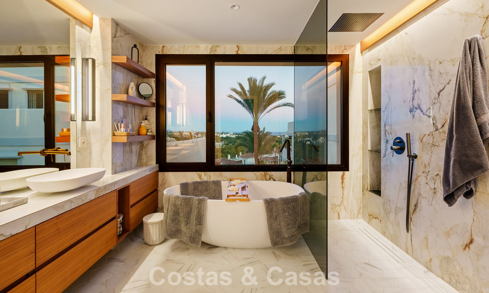 Eigentijds gerenoveerd duplex penthouse met privézwembad en panoramisch zeezicht in Nueva Andalucia, Marbella 792183