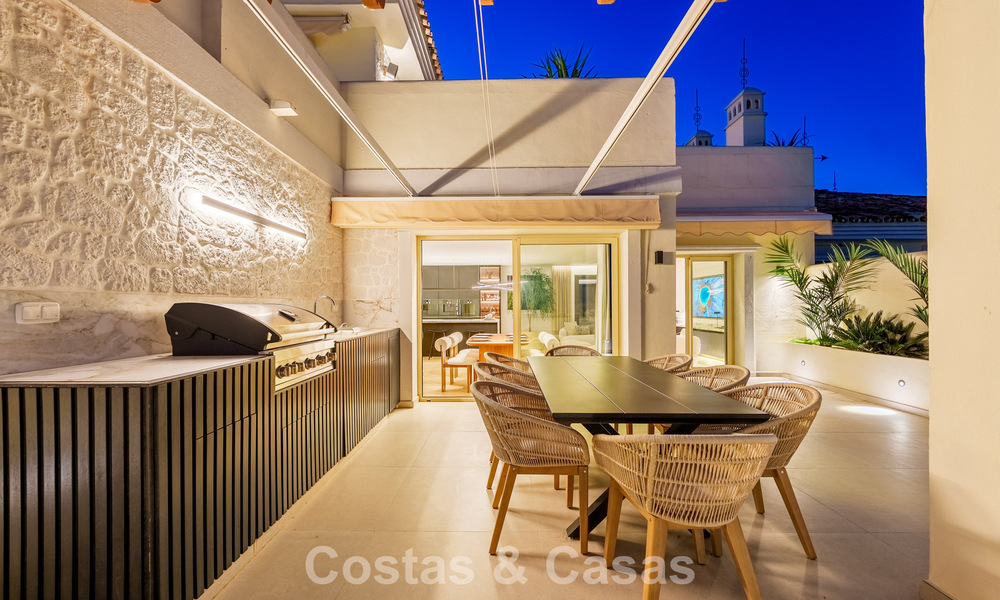 Eigentijds gerenoveerd duplex penthouse met privézwembad en panoramisch zeezicht in Nueva Andalucia, Marbella 792190