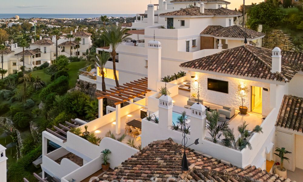 Eigentijds gerenoveerd duplex penthouse met privézwembad en panoramisch zeezicht in Nueva Andalucia, Marbella 792196