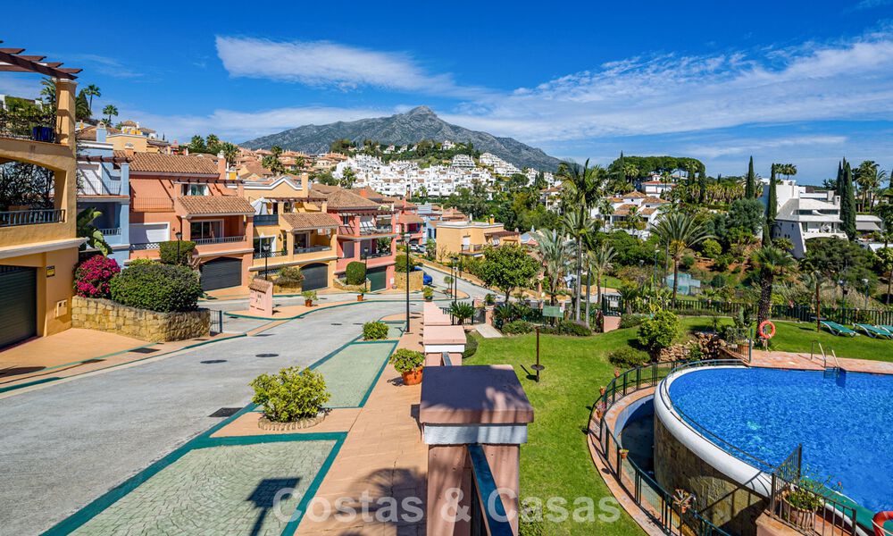 Elegant herenhuis met 4 slaapkamers te koop in een gated en beveiligde community van Nueva Andalucia, Marbella 792228