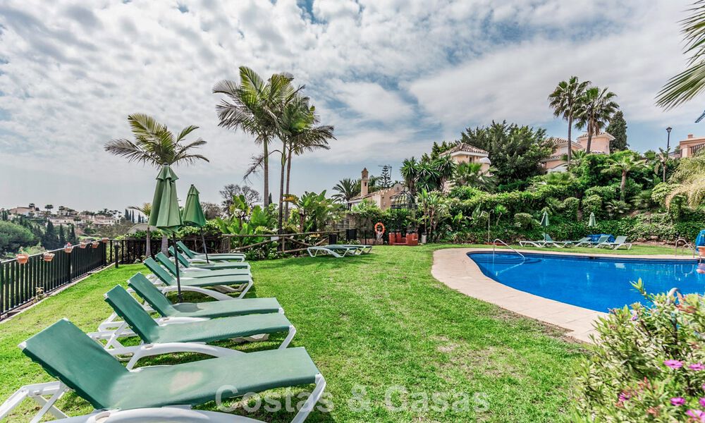 Elegant herenhuis met 4 slaapkamers te koop in een gated en beveiligde community van Nueva Andalucia, Marbella 792229