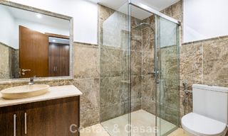 Elegant herenhuis met 4 slaapkamers te koop in een gated en beveiligde community van Nueva Andalucia, Marbella 792235 