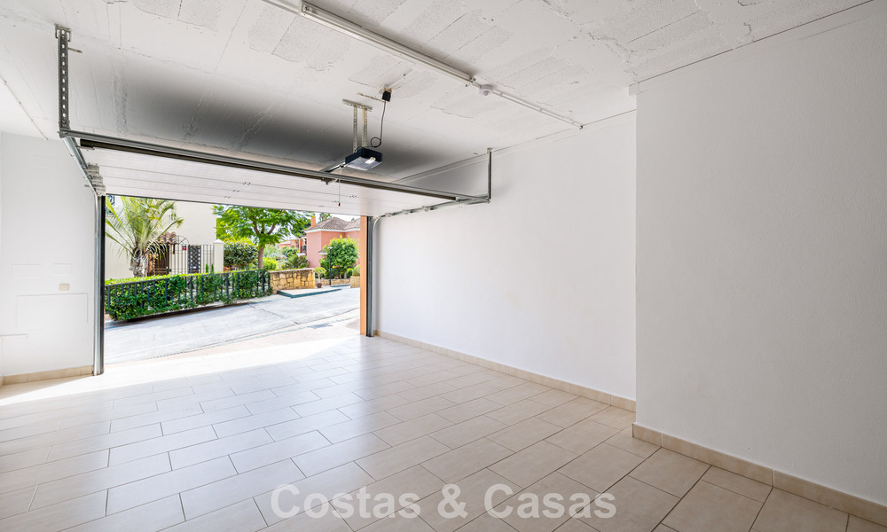 Elegant herenhuis met 4 slaapkamers te koop in een gated en beveiligde community van Nueva Andalucia, Marbella 792240
