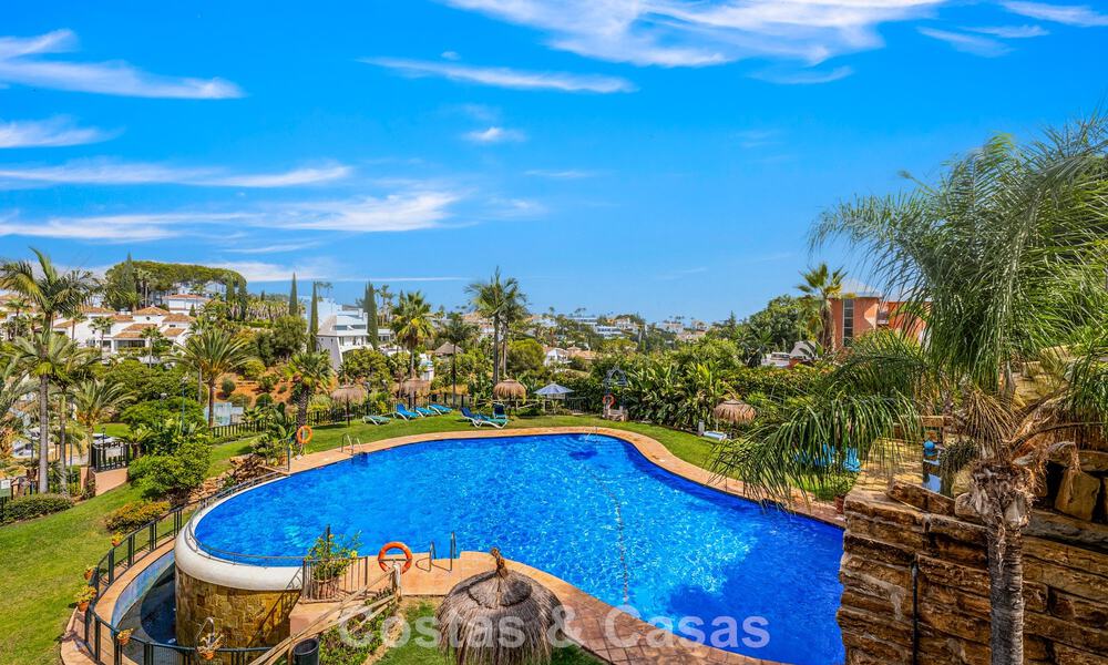 Elegant herenhuis met 4 slaapkamers te koop in een gated en beveiligde community van Nueva Andalucia, Marbella 792243