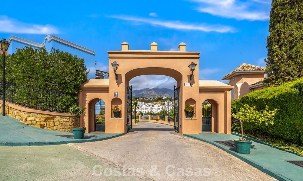 Elegant herenhuis met 4 slaapkamers te koop in een gated en beveiligde community van Nueva Andalucia, Marbella 792244