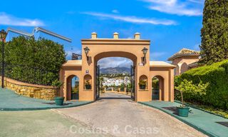 Elegant herenhuis met 4 slaapkamers te koop in een gated en beveiligde community van Nueva Andalucia, Marbella 792244 