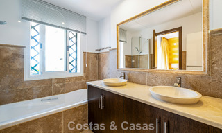 Elegant herenhuis met 4 slaapkamers te koop in een gated en beveiligde community van Nueva Andalucia, Marbella 792249 