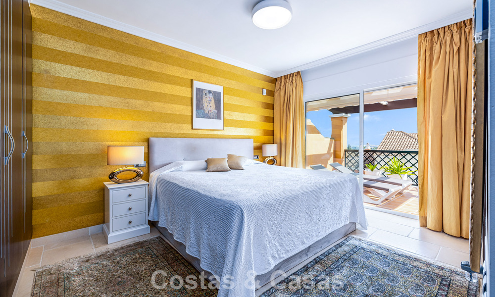 Elegant herenhuis met 4 slaapkamers te koop in een gated en beveiligde community van Nueva Andalucia, Marbella 792250